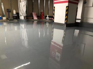 Thi công sơn epoxy tự san phẳng.